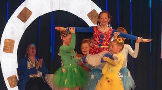 Gardemädchen zeigen einen Show-Tanz vor dem Hufeisen zu den vier bis fünf Jahreszeiten einer echten Fasnachterin.