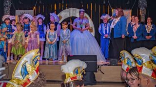 Die großen und kleinen Kollerkrotten freuen sich über so viele Narren, die aus der ganzen Region in die Brühler Festhalle gekommen sind.