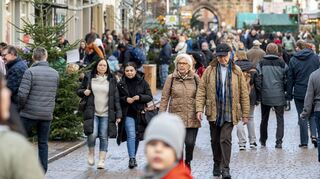 Viel los auf der Maximilianstraße: Der Dreikönigstag ist in Baden-Württemberg Feiertag und lockt viele badische Besucher zu einem Einkaufsbummel in Speyer und zum Gang auf den letztmals geöffneten Speyerer Weihnachts- und Neujahrsmarkt.
