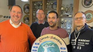 Oberschützenmeister Matthias Nitzschmann (2. v.l.) gratuliert dem Siegerteam des Sportfliegerclubs mit Thomas Künzl (v. l.), Björn Vasiharan und Martin Heizmann. Ihr Name kommt bald auf die „Hersch-Scheibe“