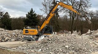 Die meisten Gebäude der US-Kaserne sind nur noch Trümmerhaufen. Bis März sollen sie weg sein, danach geht es den Asphaltstraßen auf dem Gelände an den Kragen.