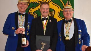 Hartmut Stang (M.) wird von Bezirksvorsitzendem Nordbaden Harald Weis (l.) und Präsident Jürgen Lesmeister ausgezeichnet.