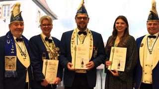 Die Löwenträger des CC Blau-Weiß Hockenheim Carina Weber (2. v. l.), Dirk Steinmann und Janina Wasow werden von Ehrenpräsident Uwe Blau und Präsident Frank Ziegler begleitet.