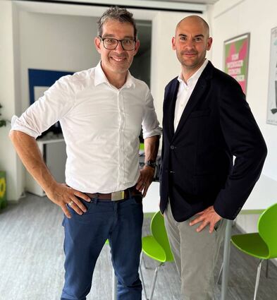 Kurpfälzer im Gespräch: Finanzminister Dr. Danyal Bayaz (r.) besucht das Wahlkreisbüro von Dr. Andre Baumann in der Schwetzinger Fußgängerzone.