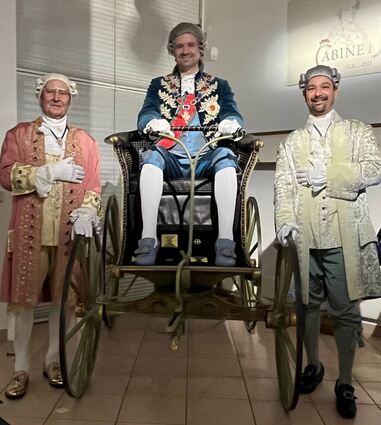 Der Kurfürst sitzt auf seinem Gartenphaeton. Das Fahrzeug war ja eigens für die Jubiläumsausstellung nachgebaut worden, die jetzt ihre Finissage gefeiert hat.