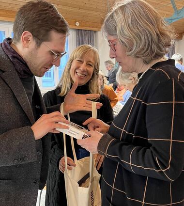 Lars Maurer (v. l.) und Dr. Barbara Gilsdorf überreichen der Zweibrücker Museums-leiterin Dr,. Charlotte Glück eine Leckerei.