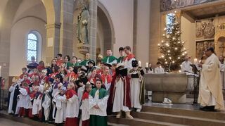 In die Ketscher Kirche St. Sebastian ziehen am Montag rund 60 Kinder und Jugendliche als Sternsinger ein. Nach dem Segen durch Pater Kurian Thomas geht es für die Schar zurück auf die Straßen der Gemeinde.