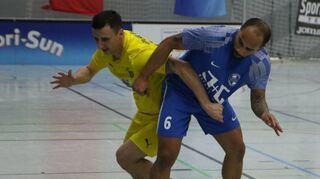 Aleksander Markovic (l.) verliert mit der Spvgg 06 Ketsch 1:2 gegen den SV 98 Schwetzingen – hier Marcus Hawk – der auf Platz vier landet.