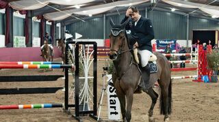Der Schwetzinger Benjamin Wulschner dominiert auf „Divine Lady“ die Springprüfung der Klasse L.