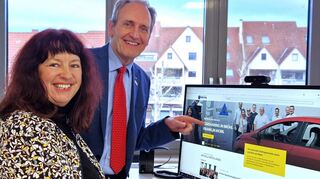 Elke Weber, im Rathaus Brühl für die Digitalisierung zuständig, zeigt Bürgermeister Dr. Ralf Göck eine der neuen Anwendungen.