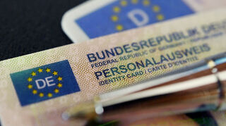 Der elektronische Personalausweis hilft Bürgerinnen und Bürgern bei der digitalen Verwaltung.