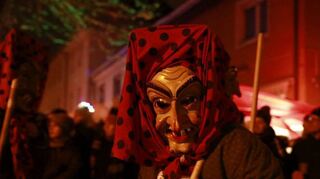 Hexen, Narros, Teufel und andere Fabelwesen tragen den närrischen Frohsinn in die Straßen des nördlichen Brühler Ortsteils.