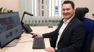 Positive Stadtentwicklung im Blick: Bürgermeister Matthias Beck in seinem Dienstzimmer im Rathaus Hockenheim.
