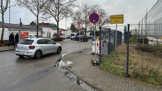 Die Scheffelstraße an der Stadtgrenze zu Oftersheim wird ab Montag saniert. Das BIld zeigt den Bereich mit Penny (l.) und Jünger und Graeter (r.).