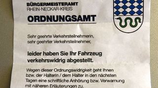 Mit einem täuschend echt wirkenden Text weisen die falschen Strafzettel auf vermeintliches Falschparken hin.