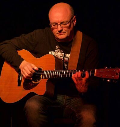 Der Gitarrist Jacques Stotzem spielt mit Christian Straube aus Speyer.