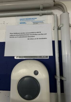 So hatte man die Dauermieter in der Marstallgarage auf die bald bevorstehende Demontage der Wallbox aufmerksam gemacht. Ersatz fehlt bisher.