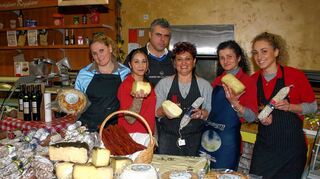 <p>Costanza Tenace (3. v. r.) und ihr Team mit Daniela, Camelia, Andrea, Agnes und Federica (v. l.) versprechen den Genuss typisch italienischer Lebensart.</p>