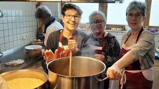 Christa Brenner, Ingrid Rausch und Christina Schmitz – im Hintergrund ist Jutta Roth mit dem Richten der Teller beschäftigt – haben im Gemeindehaus alle Hände voll zu tun.