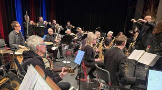 Die Blue Bird Bigband der Speyerer Musikschule unter der Leitung von Klaus Gehrlein begleitet den Neujahrsempfang schwungvoll musikalisch.