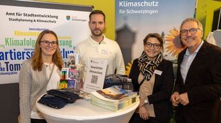 Das Amt für Stadtentwicklung, Stadtplanung und Klimaschutz ist auch mit einem Stand dabei mit Lea Gramberg (v.l.), Ramón Eck, Silke Feurer und Wolfgang Leberecht.