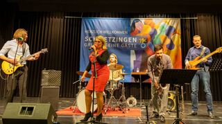 Die Musikschule sorgt für die musikalische Unterhaltung von „Coming together“ „Habanera“. Elena Spitzner singt und bringt gleich zu Beginn kräftig Schwung in die Bude.