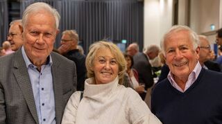 Ex-Finanzminister und Ehrenbürger Gerhard Stratthaus (v.l.) im Gespräch mit Brigitta Schönenberg-Langensand und ihrem Ehemann Ulrich Schönenberg.