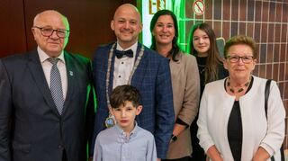 Familie Seidel freute sich über den gelungenen Neujahrsempfang, auch die Kinder Felix und Mia schütteln wie Mama Alexandra Seidel vor der Veranstaltung fleißig alle Hände. Altbürgermeister Helmut Baust und seine Gattin Marianne rahmen sie ein.