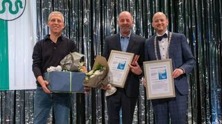Die für ihr ehrenamtliches Engagement ausgezeichneten Christopher Paul (v. l.) und Armin Wolf freuen sich über die Anerkennungen mit Pascal Seidel.