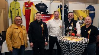 Rennsportatmosphäre beim Badischen Motorsport Club: Hier informieren Heike Schüssler (v. l.), Christopher Sass, Daniel Gasche, Marcus Kuntz und Alfred Krause.