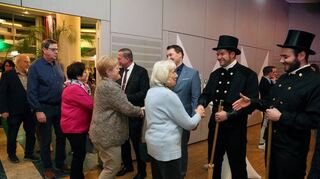 Marcus Zeitler (v.l.), Matthias Beck und die Schornsteinfeger Sascha Gräter und Dane Rosenberger begrüßen die Gäste.