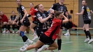 Trotz der acht Treffer von Madeleine Hornstein (rot), kann das Team der HSG St.Leon/Reilingen nichts Zählbares bei der Auswärtsfahrt ins bayerische Gröbenzell mitnehmen – die Niederlagenserie des Drittligisten hält also weiterhin an.