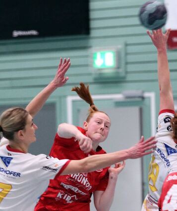HG-Spielerin Lena Föste (Mitte) sorgt beim 29:28-Erfolg gegen den amtierenden Meister aus Pforzheim für den entscheidenden Treffer.