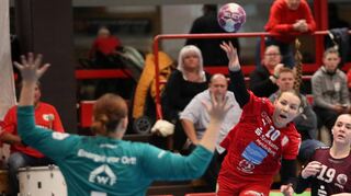 Beim wichtigen 29:25-Sieg der Kurpfalz Bären gegen den direkten Konkurrenten um den Klassenerhalt HSG Bad Wildungen Vipers hat Lea Marmodee (Mitte) mit ihren sieben Treffer einen entscheidenden Anteil.
