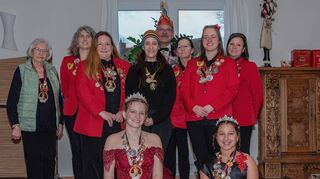 Die Geehrten: Erika Rücker (hinten v. l.), Vanessa Luksch, Regine Wolz, Michelle Virag, Bernd Motzenbäcker, Elke Menzel, Alexandra Michel, Jasmin Menzel sowie Fasnachtsprinzessinnen Julia II ( vorne v. l.) und Kinderprinzessin Nele I.