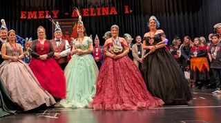 Phoenix-Tollität Emely-Melina l. (2. v. r.) mit den Prinzessinnen und Prinzen vom Narrenring und dem Churfürstenpaar.