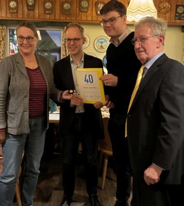 Bei der Ehrung: Ulrike von Eicke (v.l.), Dr. Jens Brandenburg, Tim Nusser und Dr. Peter Schib. Urkunde und Medaille werden jetzt an Dr. Franz Nader überbracht.