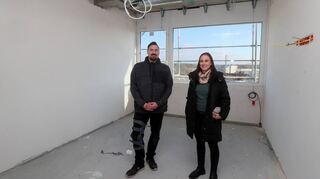 Neue Perspektiven: Bauhofleiter Paul Stumpf und Hochbauleiterin Katrin Pfisterer stehen in einem der Büros im zweiten Ober-geschoss des Neubaus, in das die Hochbauabteilung der Stadtverwaltung einziehen wird.