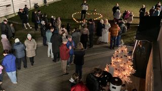 Viele Bewohner, Besucher und fast 50 Kinder nahmen an der kleinen Weihnachtsfeier des Asylnetzwerks auf dem Freigelände der Geflüchteten-Unterkunft in der Brühler Straße teil.