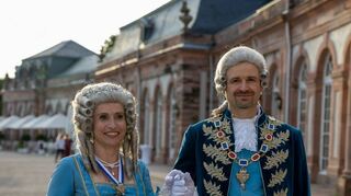 Der neue Churfürst René Kolb und seine Gemahlin Franziska Schulz vor den Zirkelsälen im Schlossgarten.