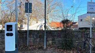 Eine der neuen Ladesäulen steht in der Freiherr-vom-Stein-Straße neben der Kurpfalzhalle und wartet auf Nutzung.