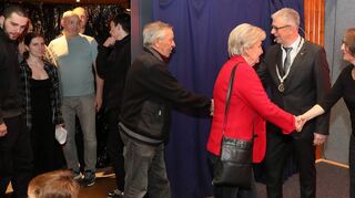 Bürgermeister Uwe Grempels und seine Frau Claudia Grünwald begrüßen die Gäste zum Neujahrsempfang in der Gemeinde in der Rheinfrankenhalle.