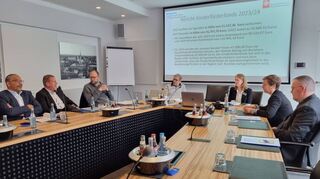 Die Schirmherren (v.l.) John Ehret (OB Leimen), Marcus Zeitler (OB Hockenheim), Roland Strieker (Amtsleiter Schwetzingen in Vertretung für OB Matthias Steffan) sowie die kirchlichen Vertreter Uwe Lüttinger (v. r.) und Katharina Treptow-Garben bekommen den Jahresbericht von Nadine Bikowski (Diakonie) und Manfred Köhne (Caritas) vorgestellt.