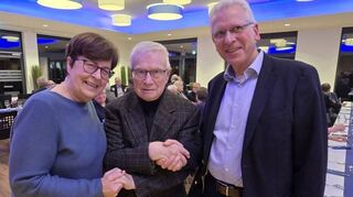 30 Jahre im Vorstand der Becher-Gesellschaft: Vorsitzender Wolfgang Bühring (l.) und Bürgermeisterin Monika Kabs danken Bernhard Mückain (M.) dafür.