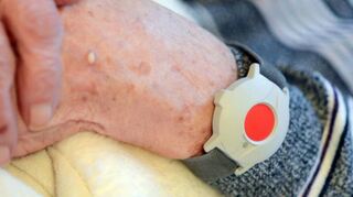 Mit einem solchen Armband können verletzte Betroffene selbst nach einem Sturz noch Hilfe rufen.