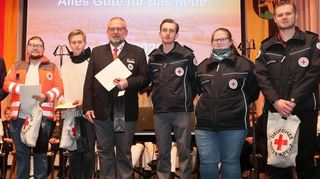 Bürgermeister Uwe Grempels (v.l.) mit den geehrten Blutspendern Kurt Zahn, Sam Gonzalez Siebig, Florian Krimphoff und Martin Rubner sowie Nils Rubner, Jessica Roth und Elias Grunwald als Vertreter des DRK-Ortsverbandes.