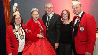 Karin Thegler (v.l.), Luxina Kim Stella I. vom Sternenzauber, Bürgermeister Uwe Grempels, Claudia Grünwald und Kevin Triebskorn bei der Begrüßung zum Empfang.