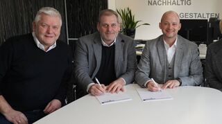 Endlich kann der Erschließungsvertrag besiegelt werden: Wolfgang Siederleben (v. l., RBS Projektleiter), Frank Tarnowski (RBS Geschäftsführer), Bürgermeister Pascal Seidel und Bauamtsleiterin Susanne Barisch bei der Unterzeichnung.