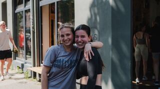 Die Studentinnen Lina (links) und Anabel (rechts) haben den Laufclub "Monnem Moves" gegründet.