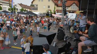 Beim Ortsmittefest gibt es ein Wiedersehen mit der Gute-Laune-Band Buchta-Nessel-Steegmüller. Schon 2023 viele neugierige Besucher an.